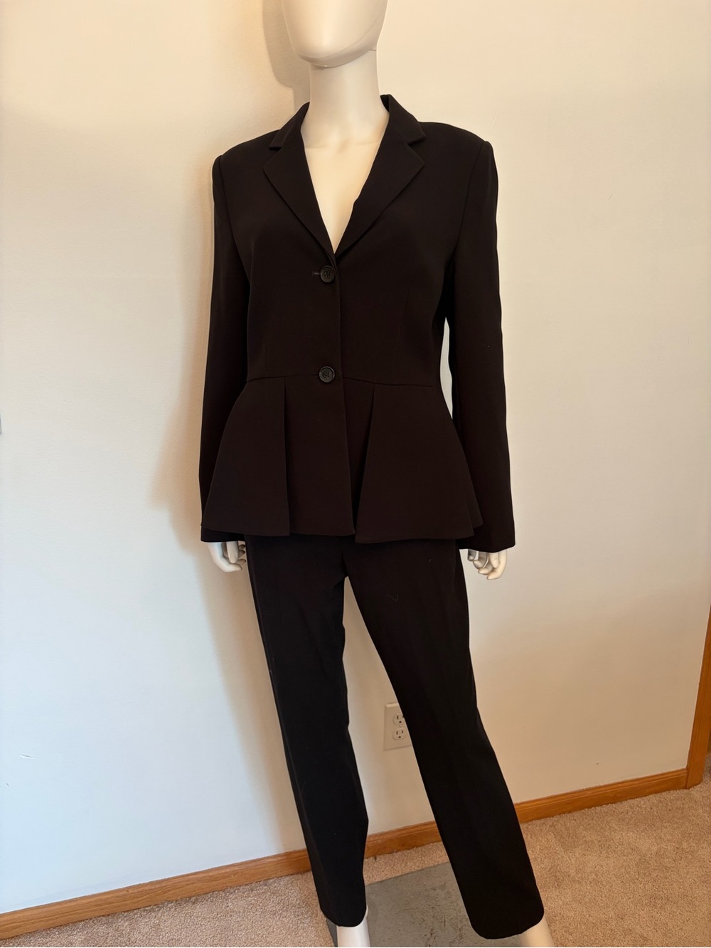 #820 DKNY Black Women's Pantsuit Two-Piece Jacket & Pants. Excellent Cond.